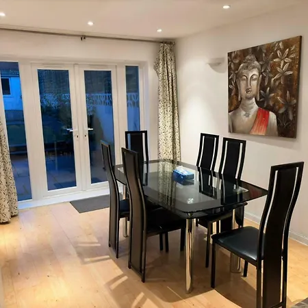 Nyaraló Cosy 3bdr With Workspace And Private Garden