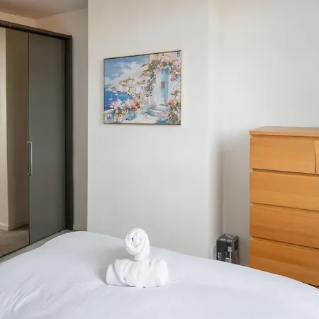 Cosy 3bdr With Workspace And Private Garden Nyaraló *