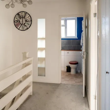 Nyaraló Cosy 3bdr With Workspace And Private Garden