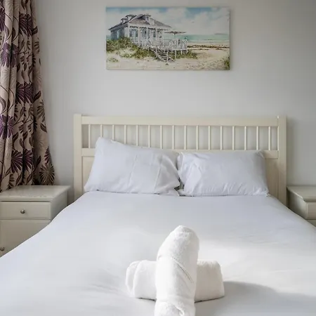 Cosy 3bdr With Workspace And Private Garden Nyaraló *