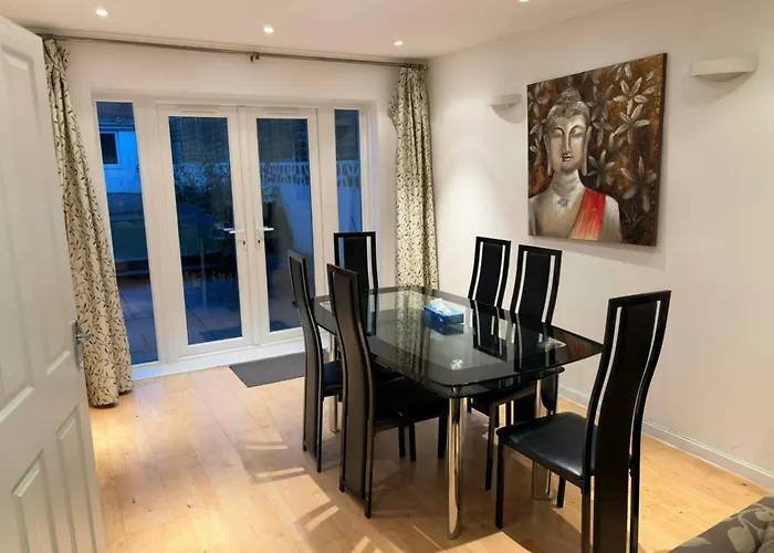 Nyaraló Cosy 3bdr With Workspace And Private Garden