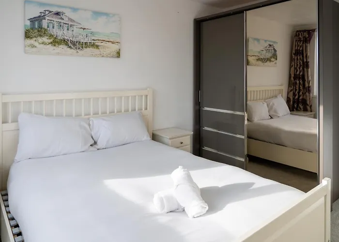 Cosy 3bdr With Workspace And Private Garden Nyaraló *