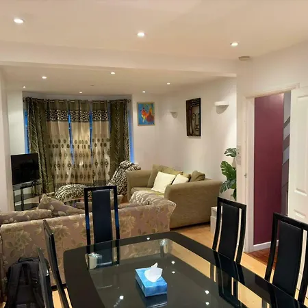 Cosy 3bdr With Workspace And Private Garden 度假居 *