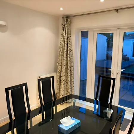 Дом отдыха Cosy 3bdr With Workspace And Private Garden