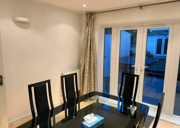 Сasa de vacaciones Cosy 3bdr With Workspace And Private Garden